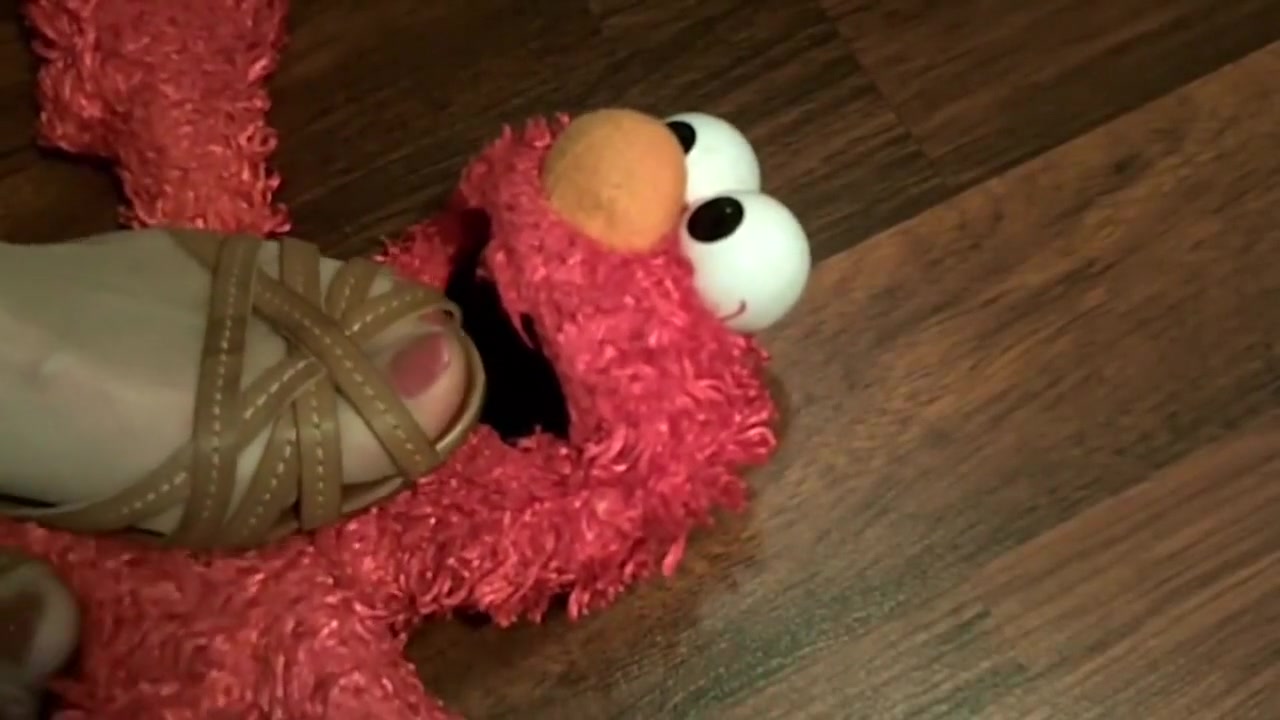Elmo loves brown sandals