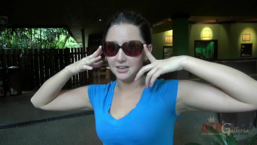 ATKGirlfriends video: Hope Howell is visiting the zoo with you in Singapore.