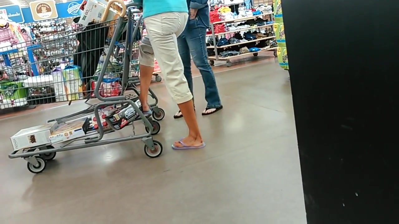 Candid Soles Feet Tanned blonde milf