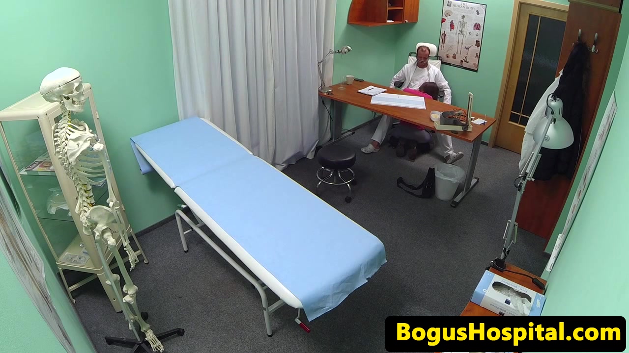 Cheating patient seduce doc to eat pussy