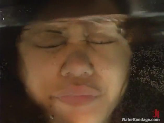 Annie Cruz in Waterbondage Video