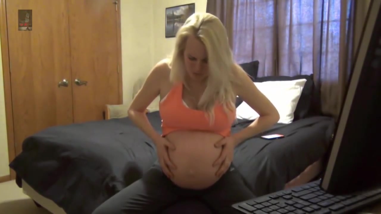 Pregnant blonde stops the times between the contractions