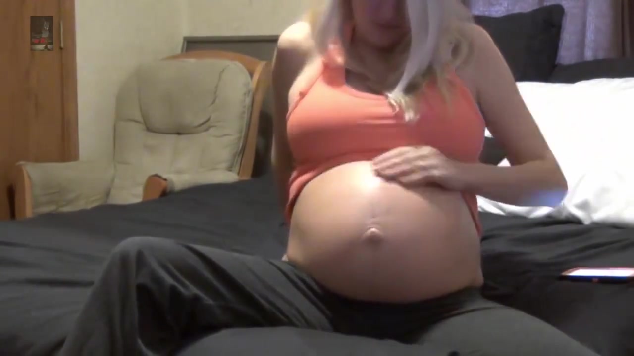 Pregnant blonde stops the times between the contractions