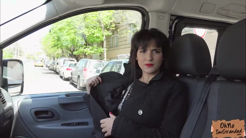 Stranded teen Bella Beretta gives her driver a blowjob