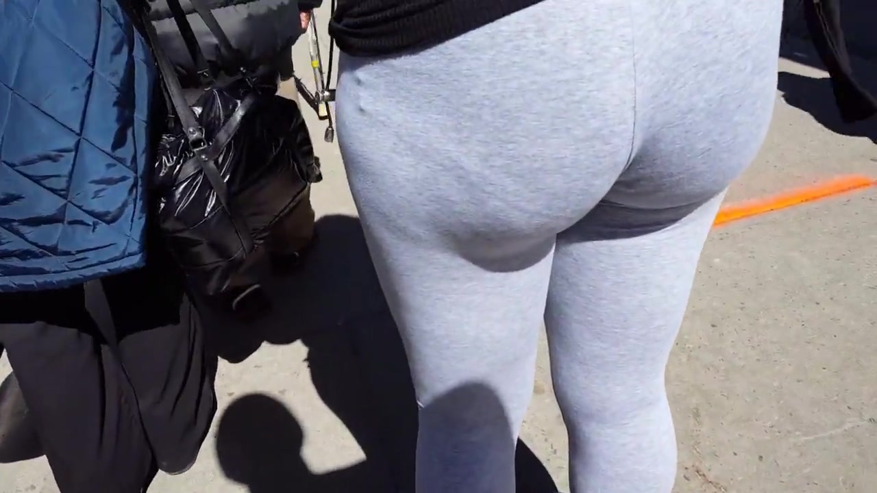 Candid pawg college girl bubble butt in grey leggings