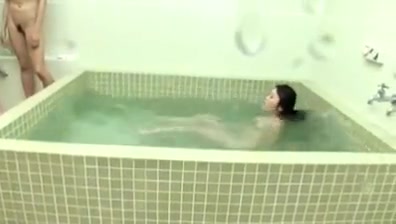 Japonaise baisee par des lesbiennes au bain