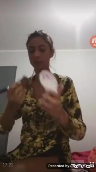 Gostosa brasileira mostra os peitos sem dar conta