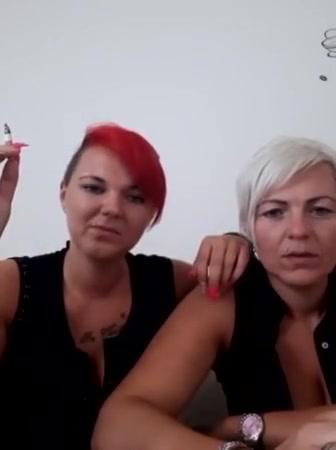 Mutter und tochter rauchen zusammen german