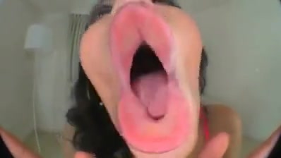 Boca de una asiatica de labios rosados en primer plano