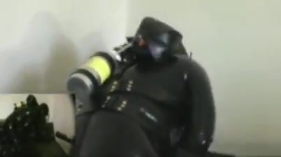 Full rubber and gasmask breathplay