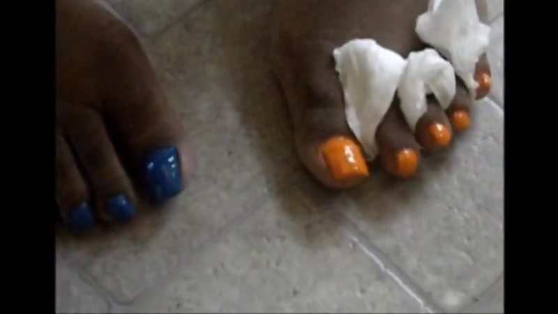 Hood milf blue   orange toes