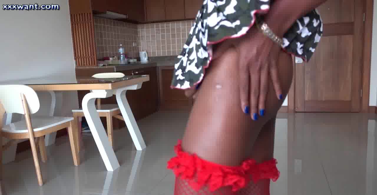 Ebony shemale in red stockings sucking