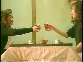 〈エロドラマ〉何も知らずレズアパートに入居してしまった女。レズビデオを見せられた挙句熟女大家にイかされてしまうww